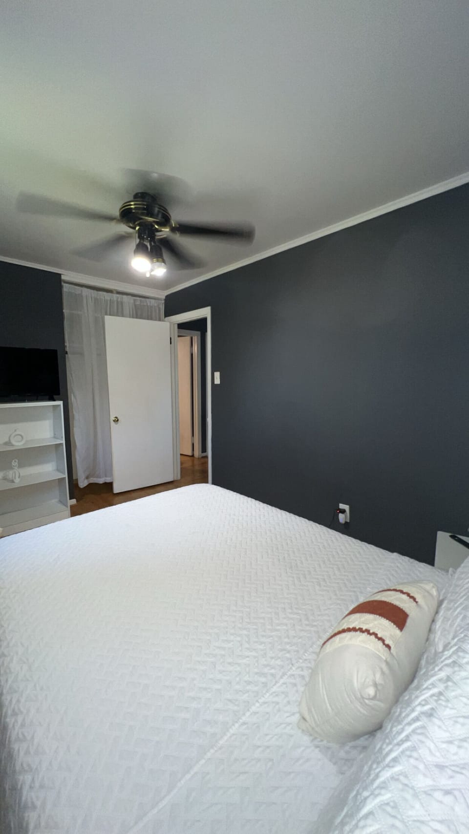 Full size bed, smart tv closet