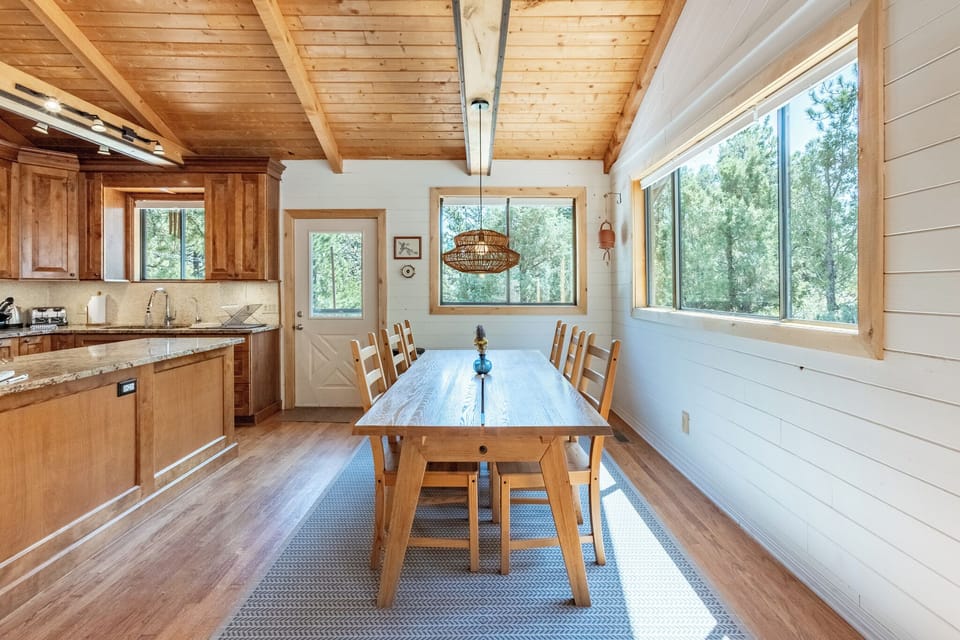 Dining Area
•Seating for 6