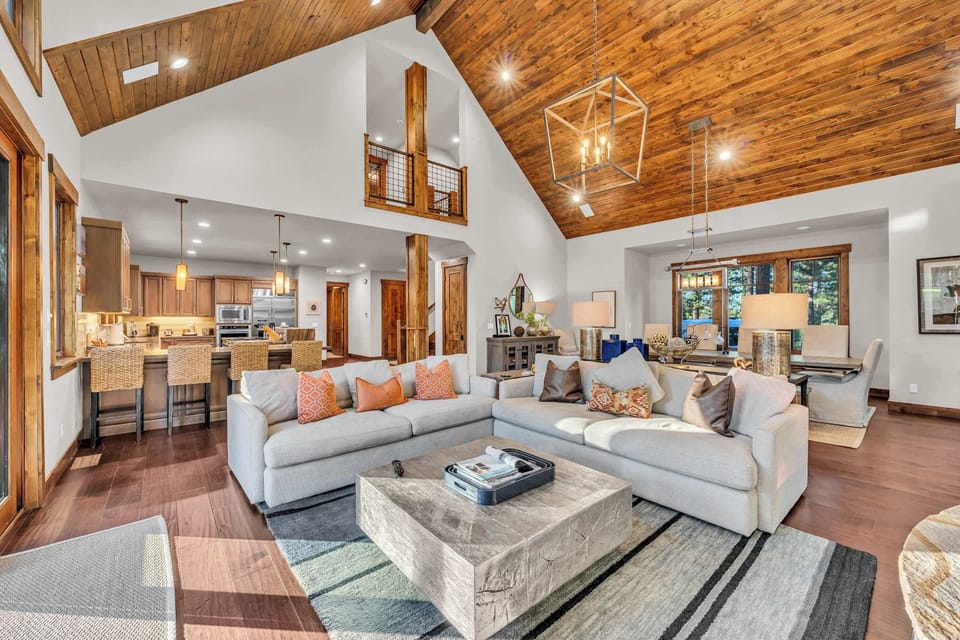 Living room 1: Main floor, gas fireplace, Smart TV, patio access