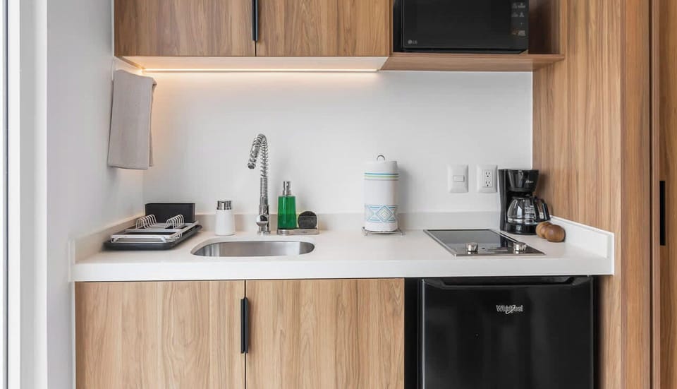 Dining Area & Kitchenette