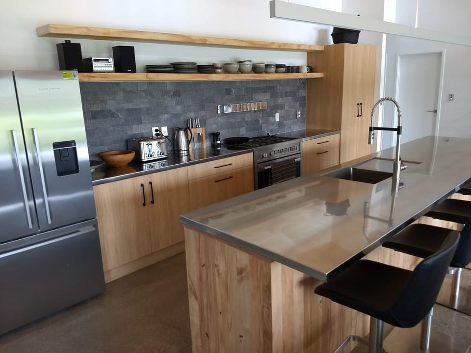 full kitchen and kitchen bar / island