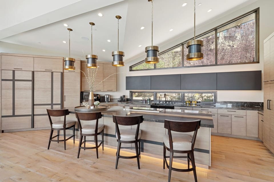 eat-in breakfast bar with lots of seating