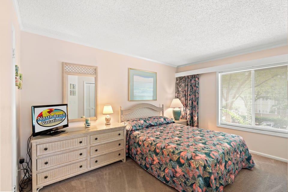 Master Bedroom w/1 Queen