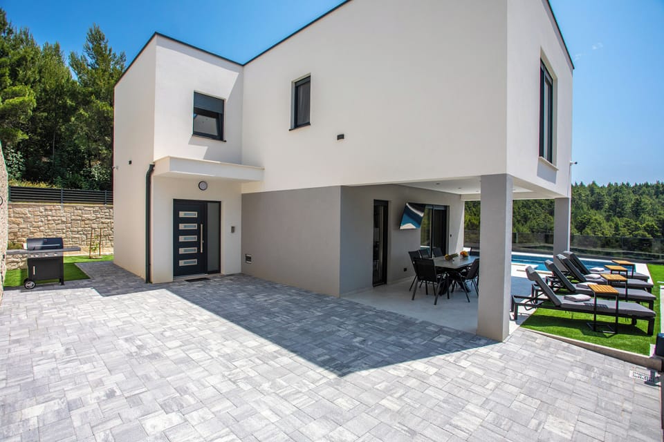entrance and parking in front of house 