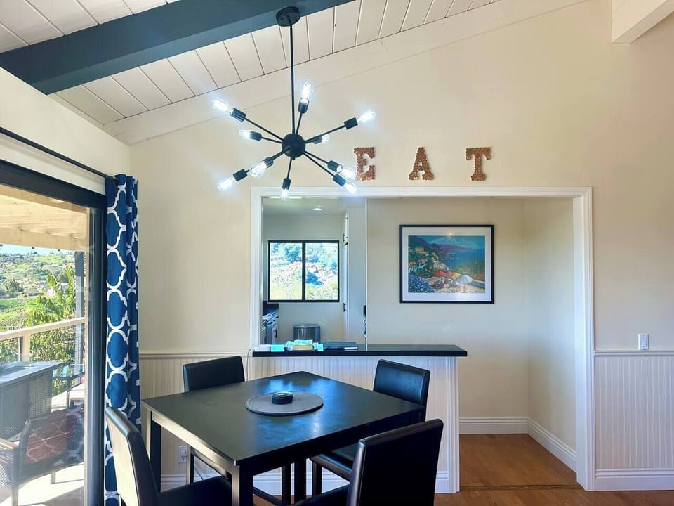 Penthouse Cottage: Informal dining table with panoramic view.