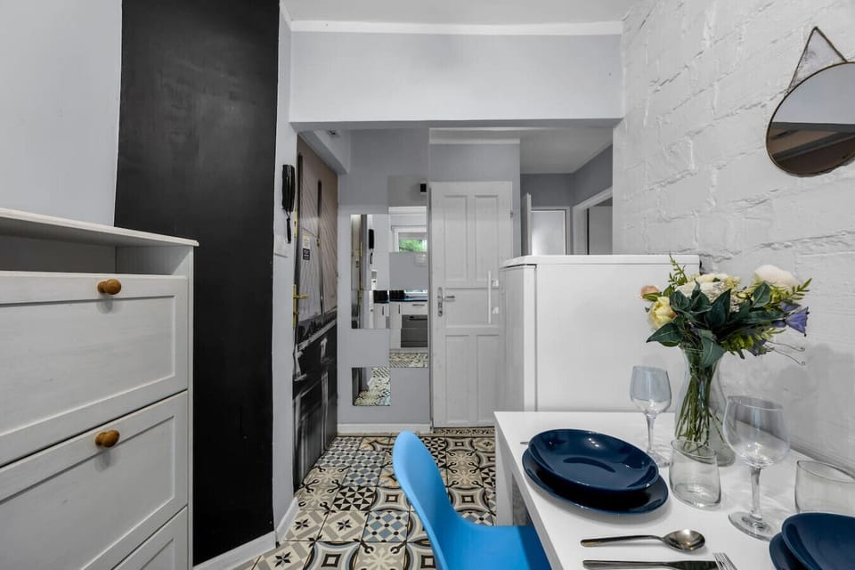 Fully Equipped Kitchen with Dinner Table | Book Now with RENTUJEMY.COM