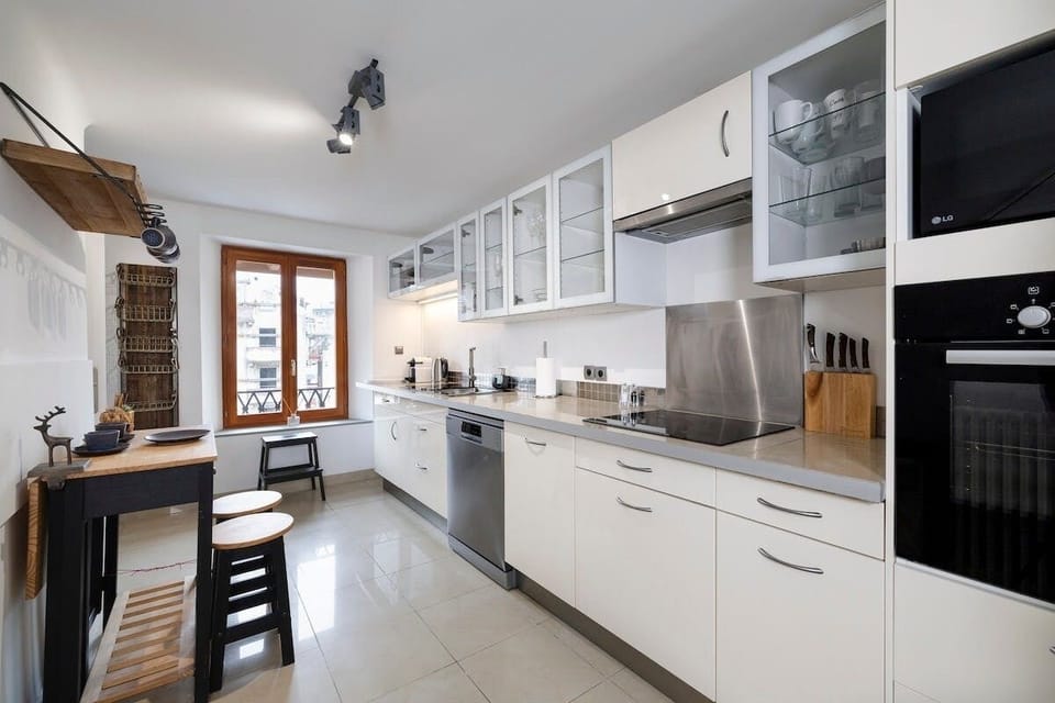 Full kitchen image 1