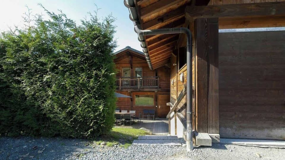 Access to the chalet via a few steps. Lights at night. Garage on the right for one car, in the garage you'll find boot dryers, ski storage and sledges.