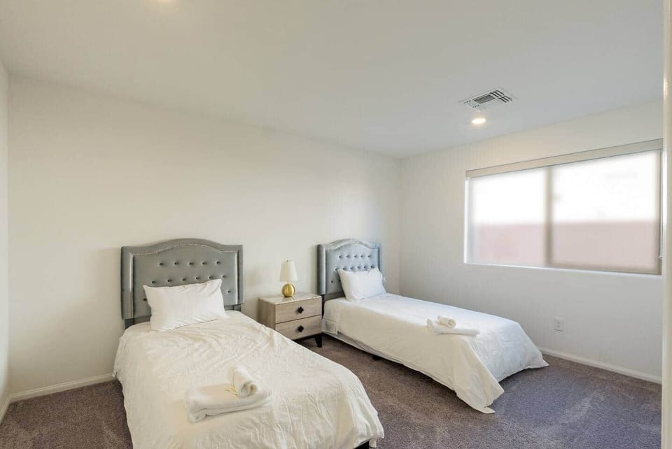 Bedroom 5- 2 single beds