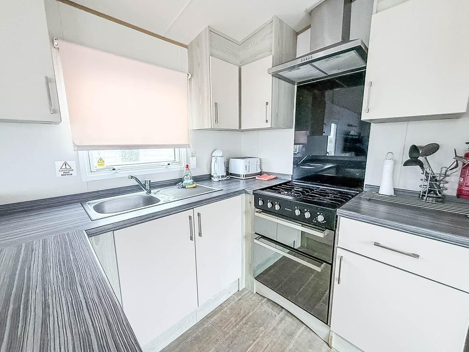 The caravan kitchen is perfect for preparing snacks and meals during your relaxing weekend breaks.