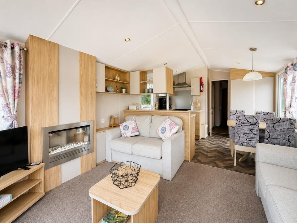 This static caravan kitchen offers space for preparing everything from a quick breakfast before hitting the beach to a full family dinner.