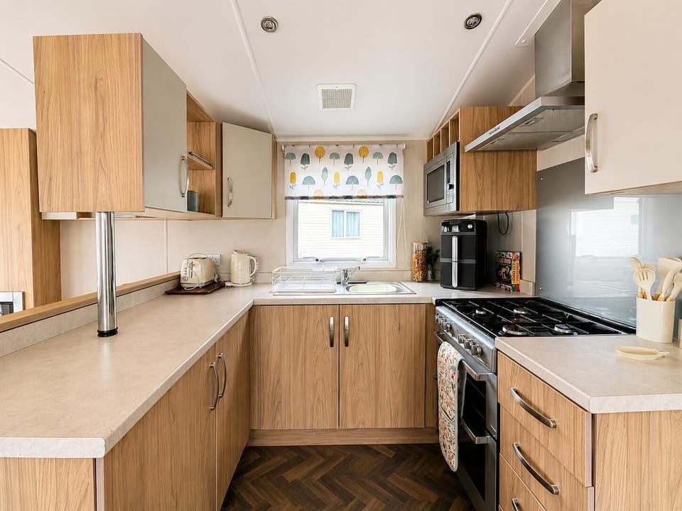 Designed for both convenience and connection, this warm and welcoming space lets you cook, dine, and socialise with your guests with ease.