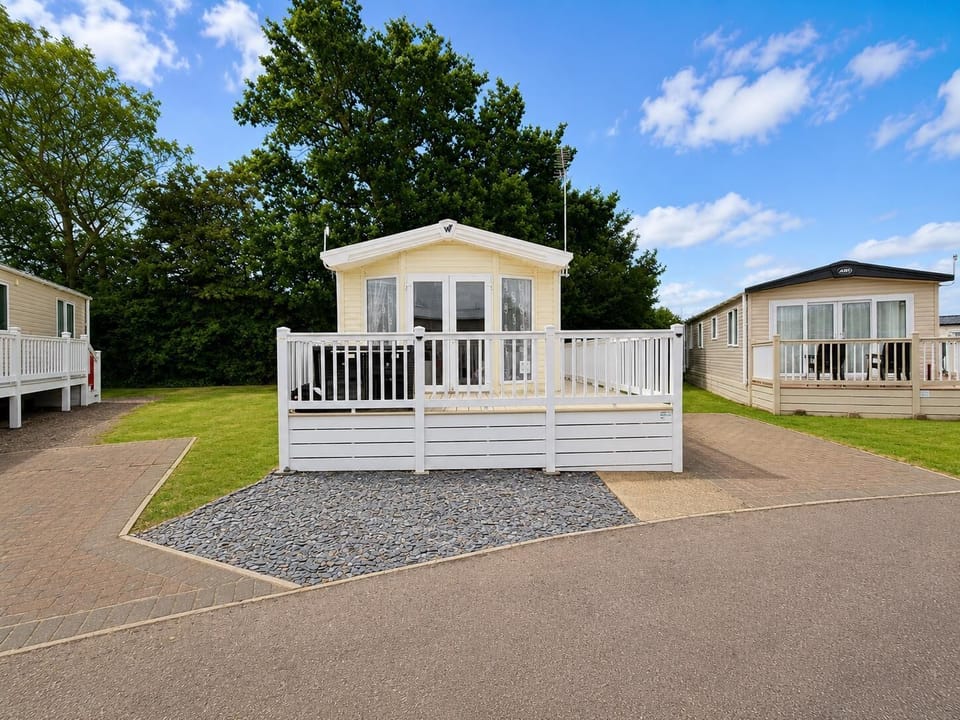 Discover the perfect short stay in the picturesque Suffolk countryside with 2cHolidays. We make escaping for a few days simple with our flexible check-in days, allowing you to start your getaway whenever it suits you.
