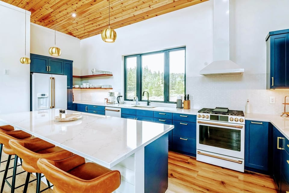Well stocked chef's kitchen - new quartz counter - high-end Cafe line appliances