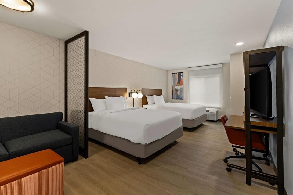 2 Queen size bedroom