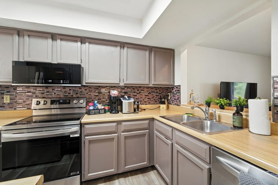 Full kitchen with all the things that you should need to cook meals.