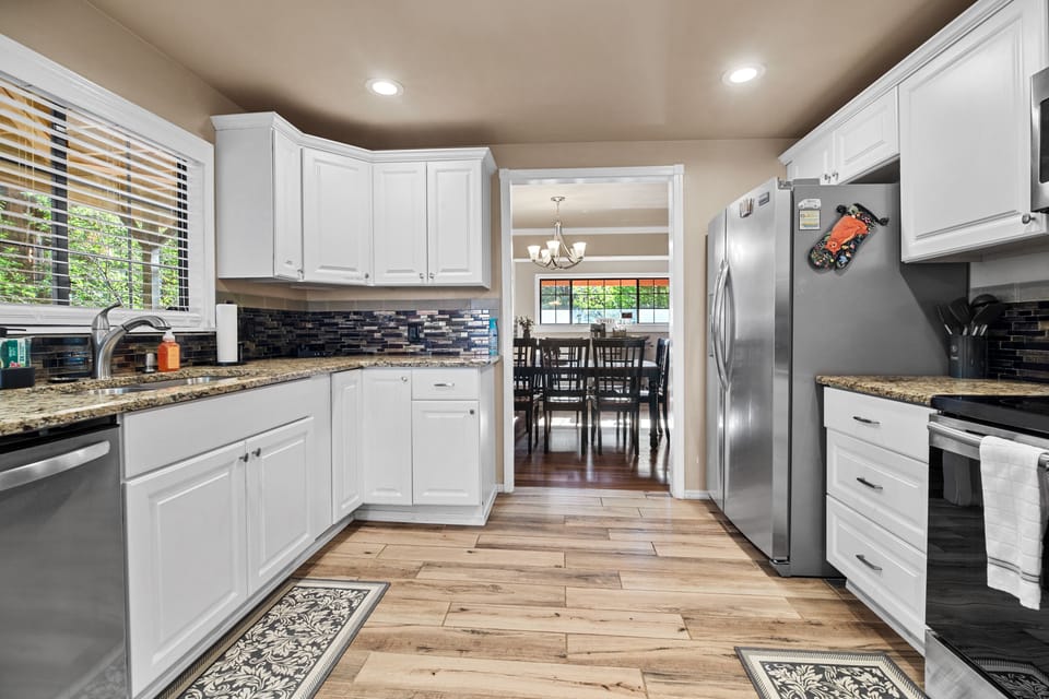 Fully equipped kitchen to cook, bake, and grill