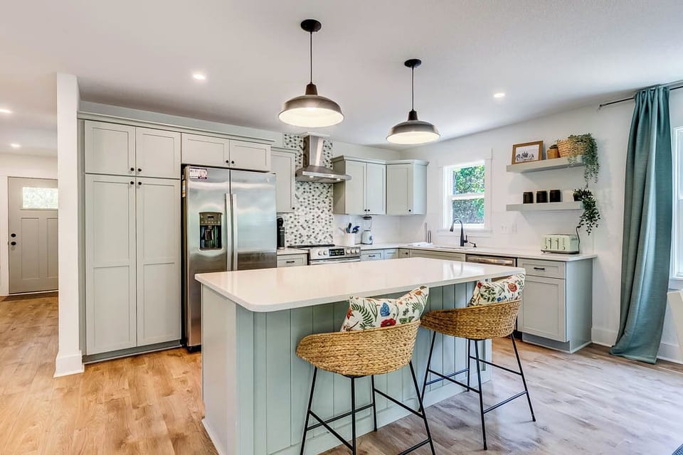 Mid-Level Kitchen with Bar (seats 2)