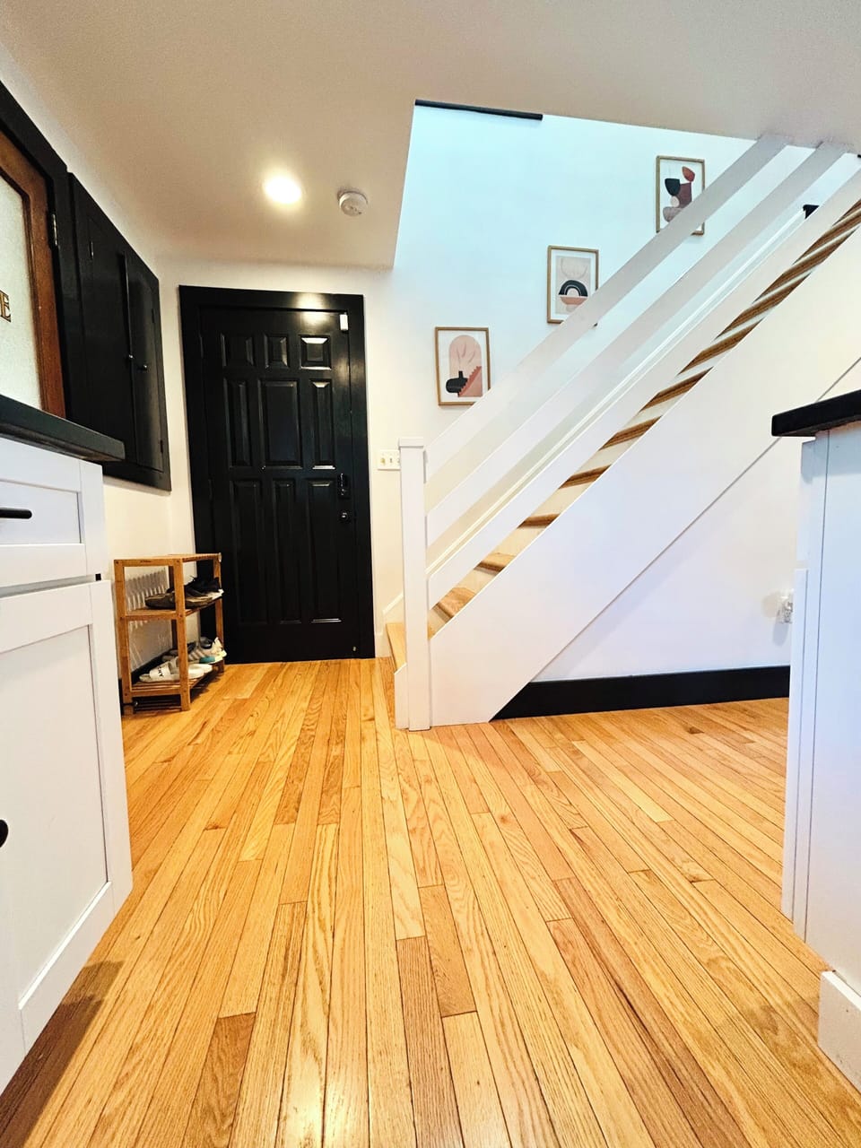 Side entrances and stairs to the main bedroom upstairs 