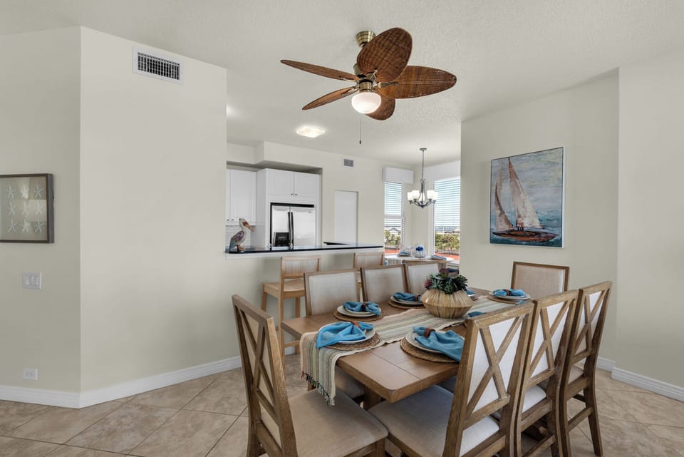 Dining Room, Kitchen with Bar Seating, and Breakfast Nook