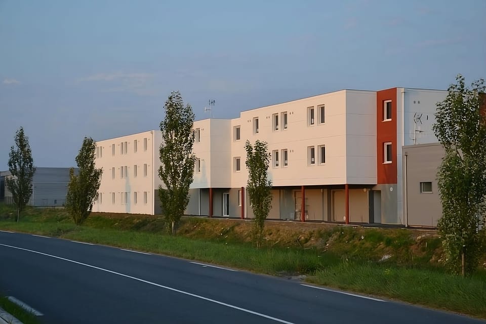Arrive with ease at this modern, welcoming hotel exterior.