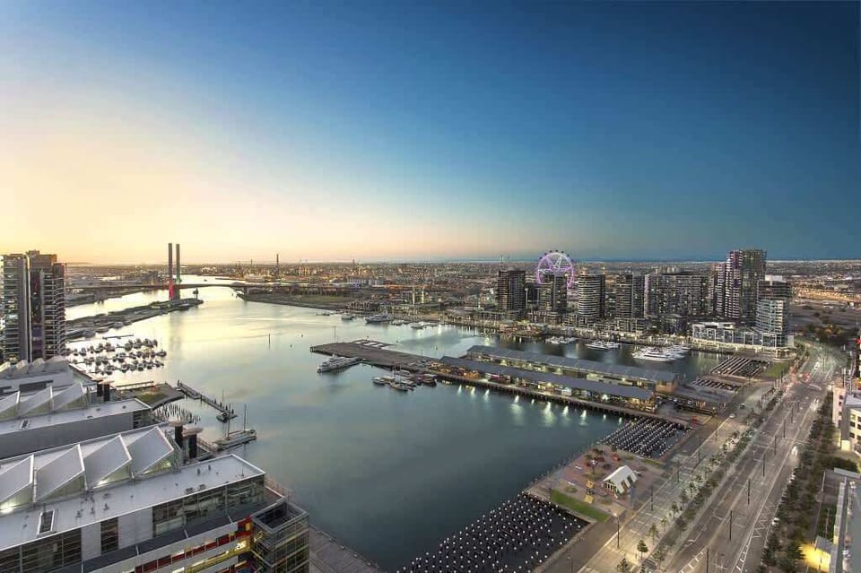 A 10min walk to the Harbour Esplanade...