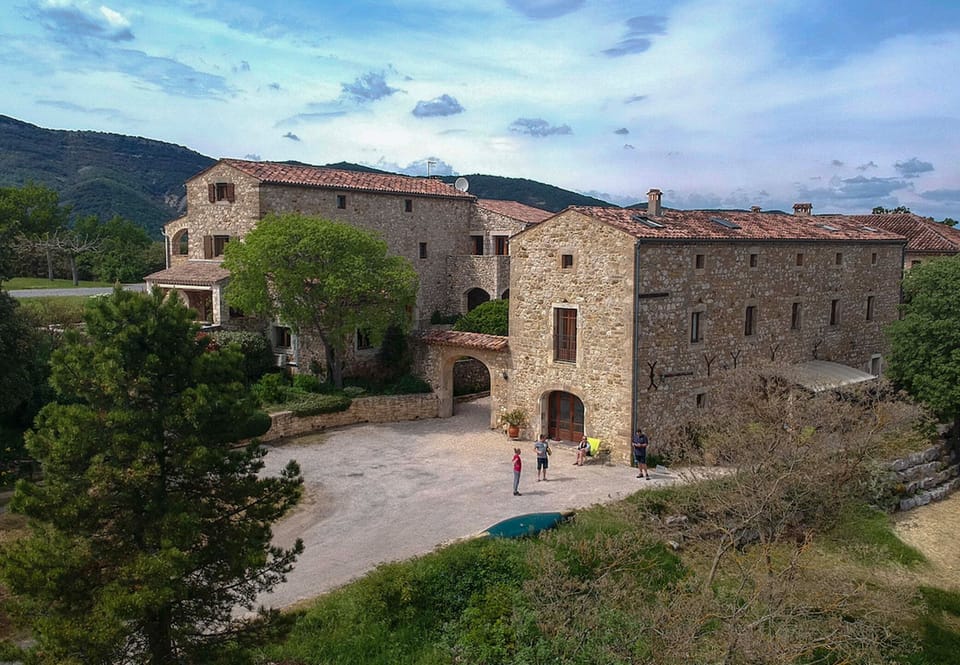Le domaine de l'Astic se situe a 9km de Vallon pont d'arc, proche des activités touristiques mais loin de la foule.