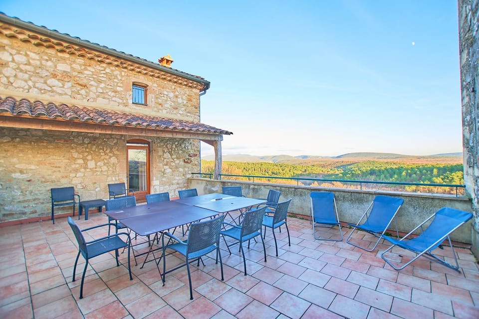 La grande terrasse avec vue exceptionnelle.