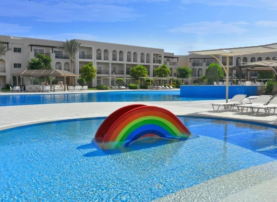 Splash around in the playful kids’ pool with rainbow feature.