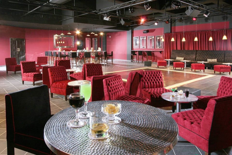 Gather for evening cocktails at the elegant lobby bar.