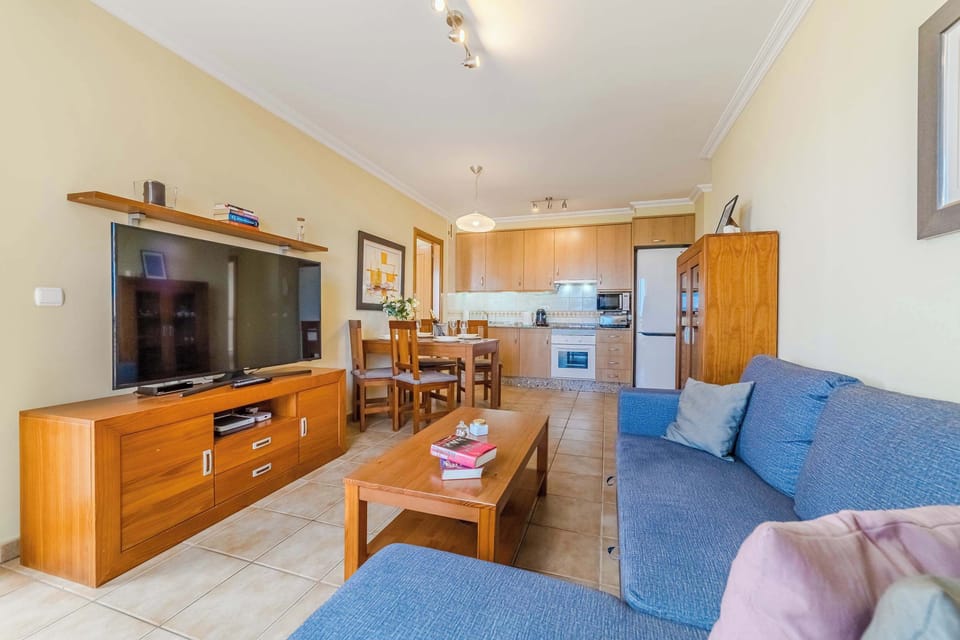 Open-Plan Comfort – Living, Dining & Kitchen in One Welcoming Space for Families