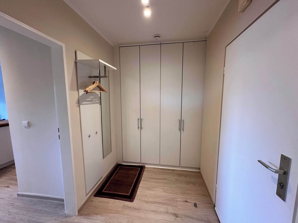 Eingangsbereich mit Kleiderschrank