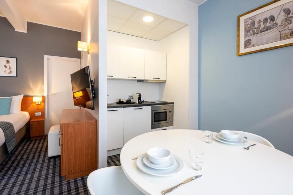 Kitchenette and dining table