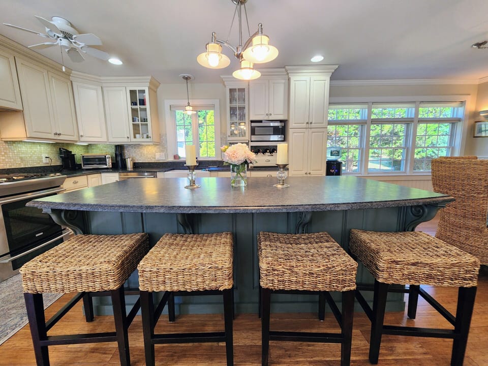 Main House - Kitchen Dining (1)