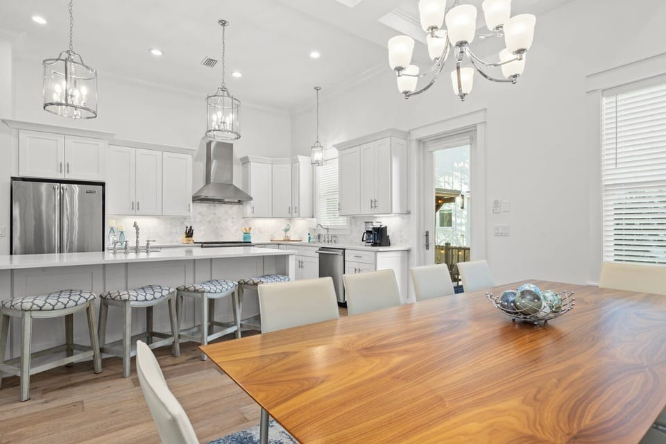 Dining room to kitchen
