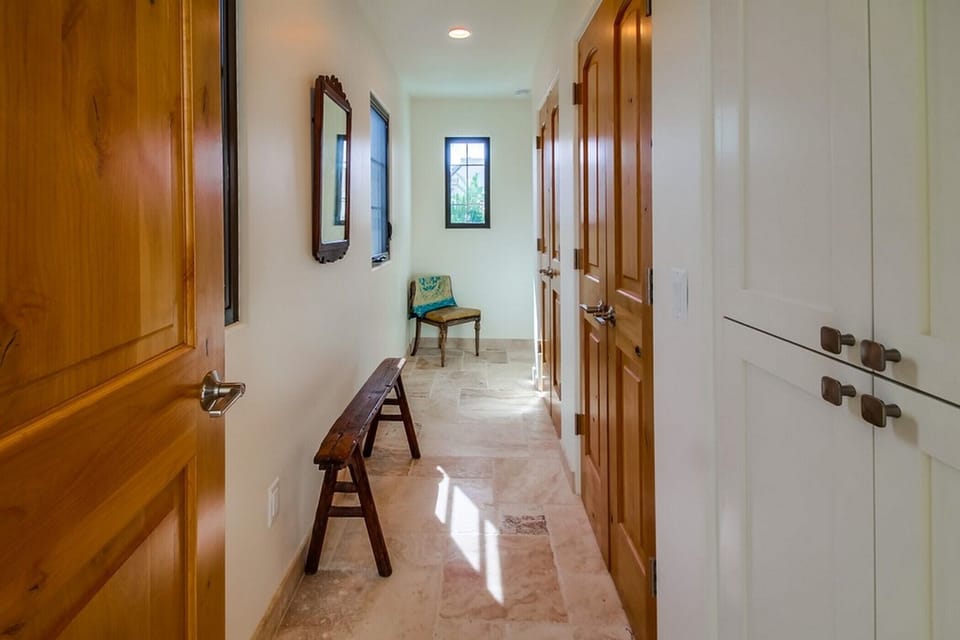 Entry to guest suite 1