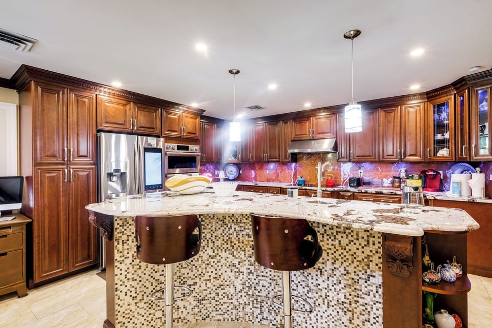 Kitchen | Cooking Basics | Keurig Coffee Maker | Smart Fridge | Double Oven