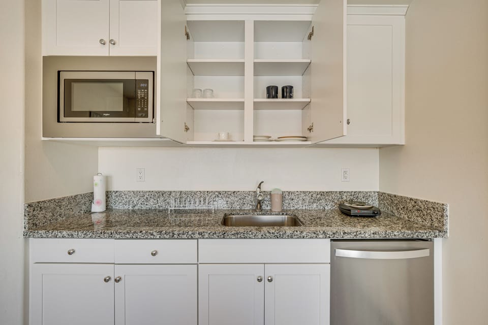 Kitchenette | Mini Fridge | Microwave | Hot Plate
