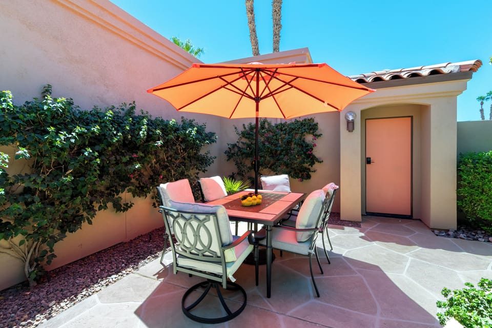 Private Courtyard with Dining Table and seating for 6!