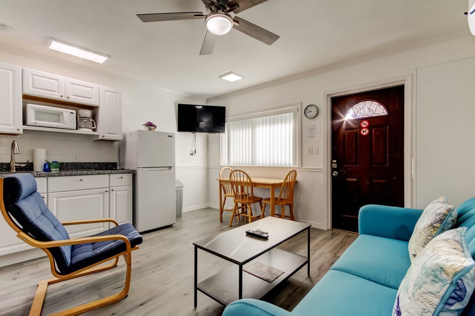 Queen size Bed, kitchen, dining area & Futon