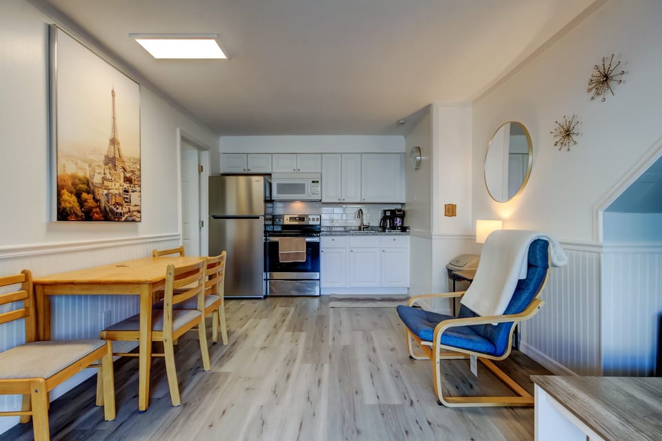 Full Kitchen & Dining for 4