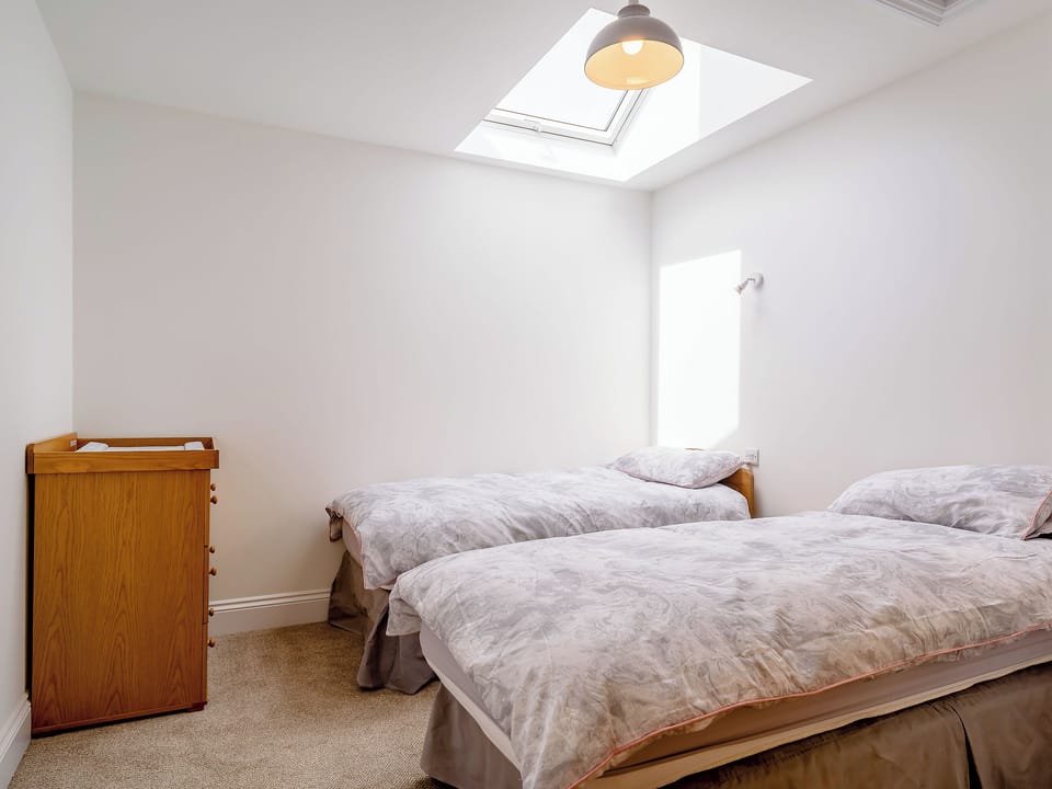 Twin bedroom | On The Beach, Downderry