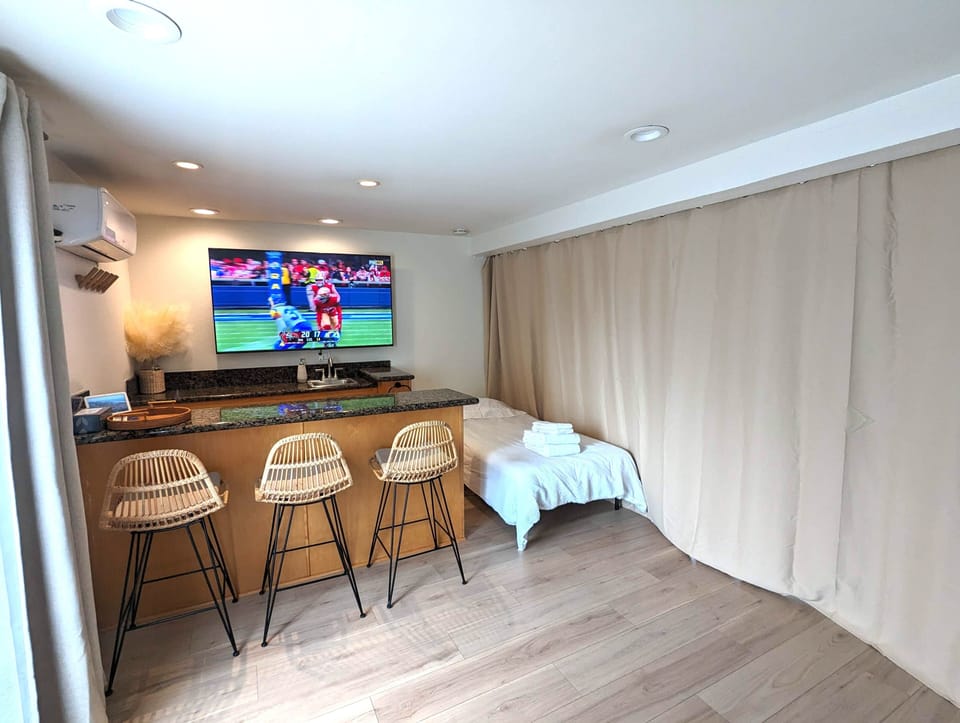 BED NEXT TO BAR: ONLY AVAILABLE UPON REQUEST AHEAD OF TIME, FOR 5/6 PEOPLE.