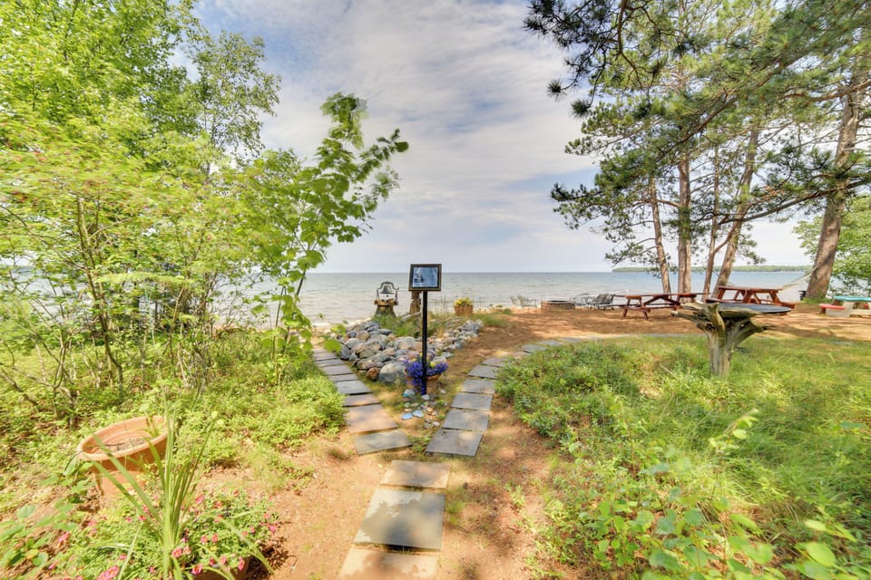 Shared Amenities | Kayaks | Private Beach Access