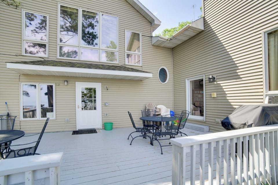 Shared Amenities | Deck | Gas & Charcoal Grills