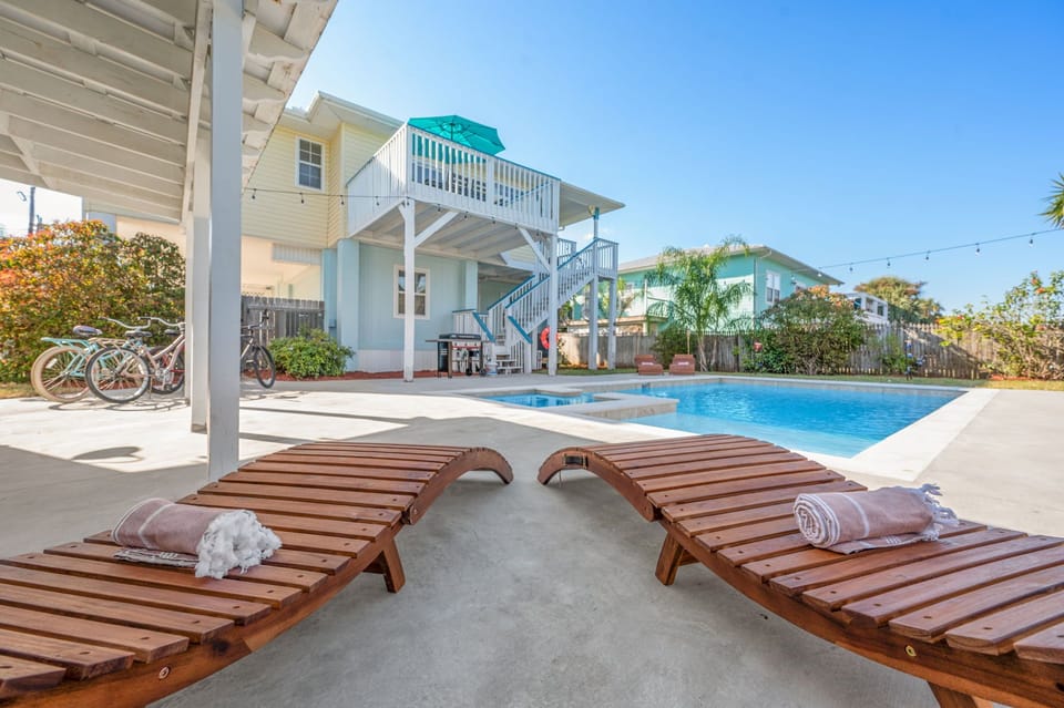 Relax poolside, enjoy the sun and the breeze!