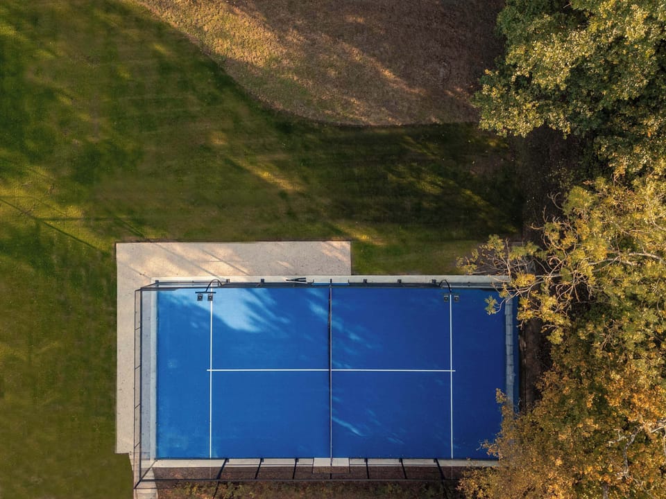 Un padel privé à Villers sur Mer, unique en Normandie, proche de Deauville. Avec ou sans leçon particulière, profitez de cette piste de padel parfaitement aménagée