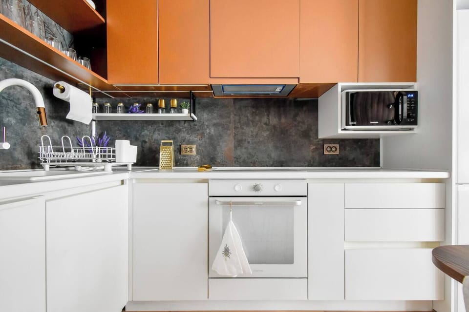 Modern kitchen with appliances – Cook, create, and share meals in a fully equipped kitchen. Book today and feel at home!