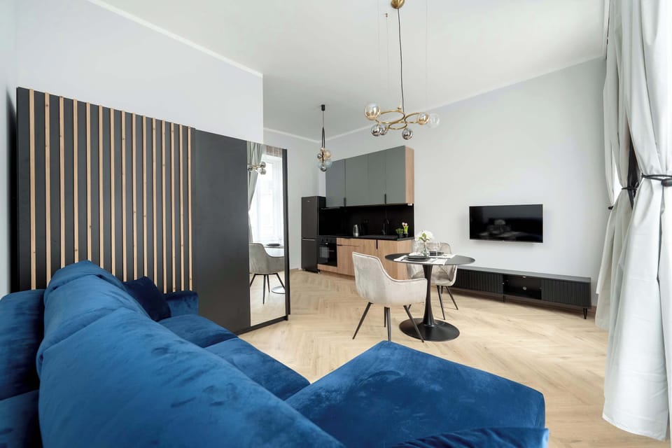 The thoughtfully arranged furniture highlights the spaciousness of the living room, while curtains and a rug add elegance and a homely feel.