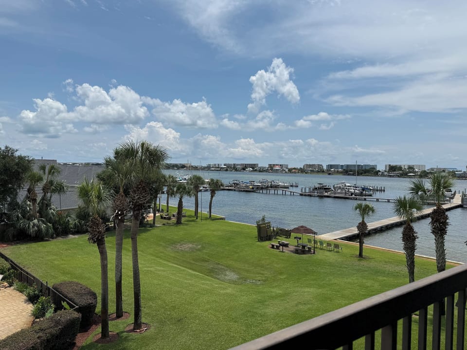 Pirates Bay B304